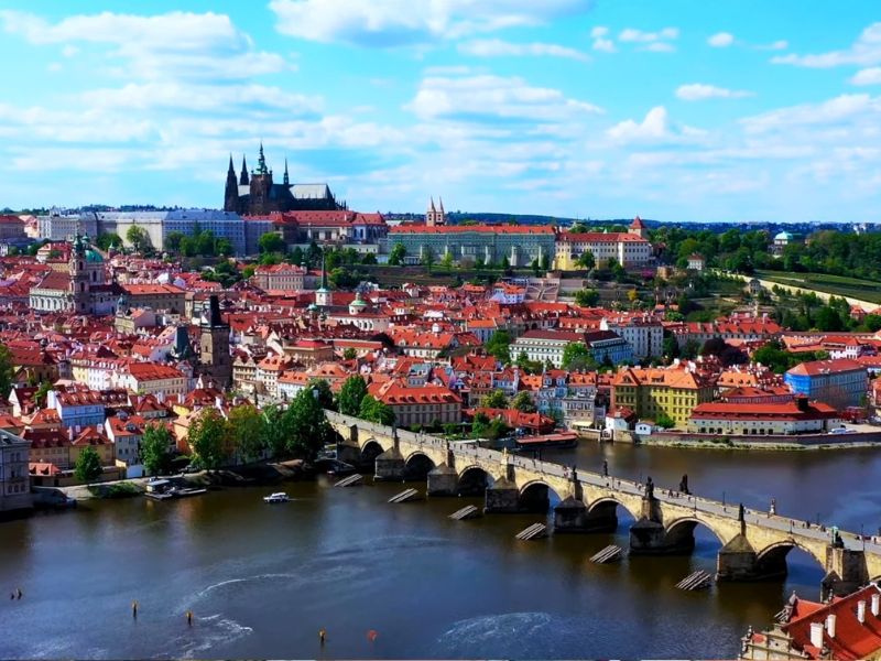 Prag je prepoznatljiv po Karlovom mostu i Praškim dvorcem