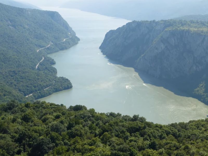 Upravo ta dostupnost i raznolikost čine našu zemlju savršenim izborom za kratke odmore tokom cele godine
