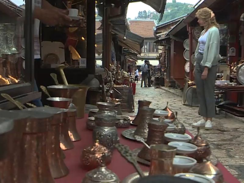 prodavnica u sarajevu sa autentičnim sarajevskim suvenirima, fildžani, šoljice za kafu, tacne..