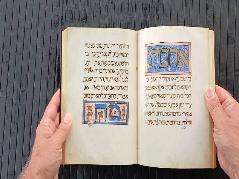 momak otvara Sarajevsku hagadu