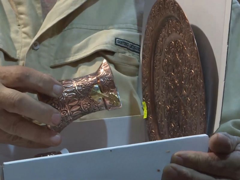 osoba drži poklon set iz sarajeva, tacna i ručno rađena džezva