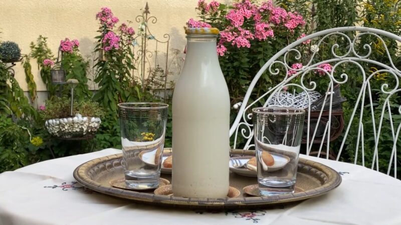 Sarajevska boza servirana na tacni sa šoljicama